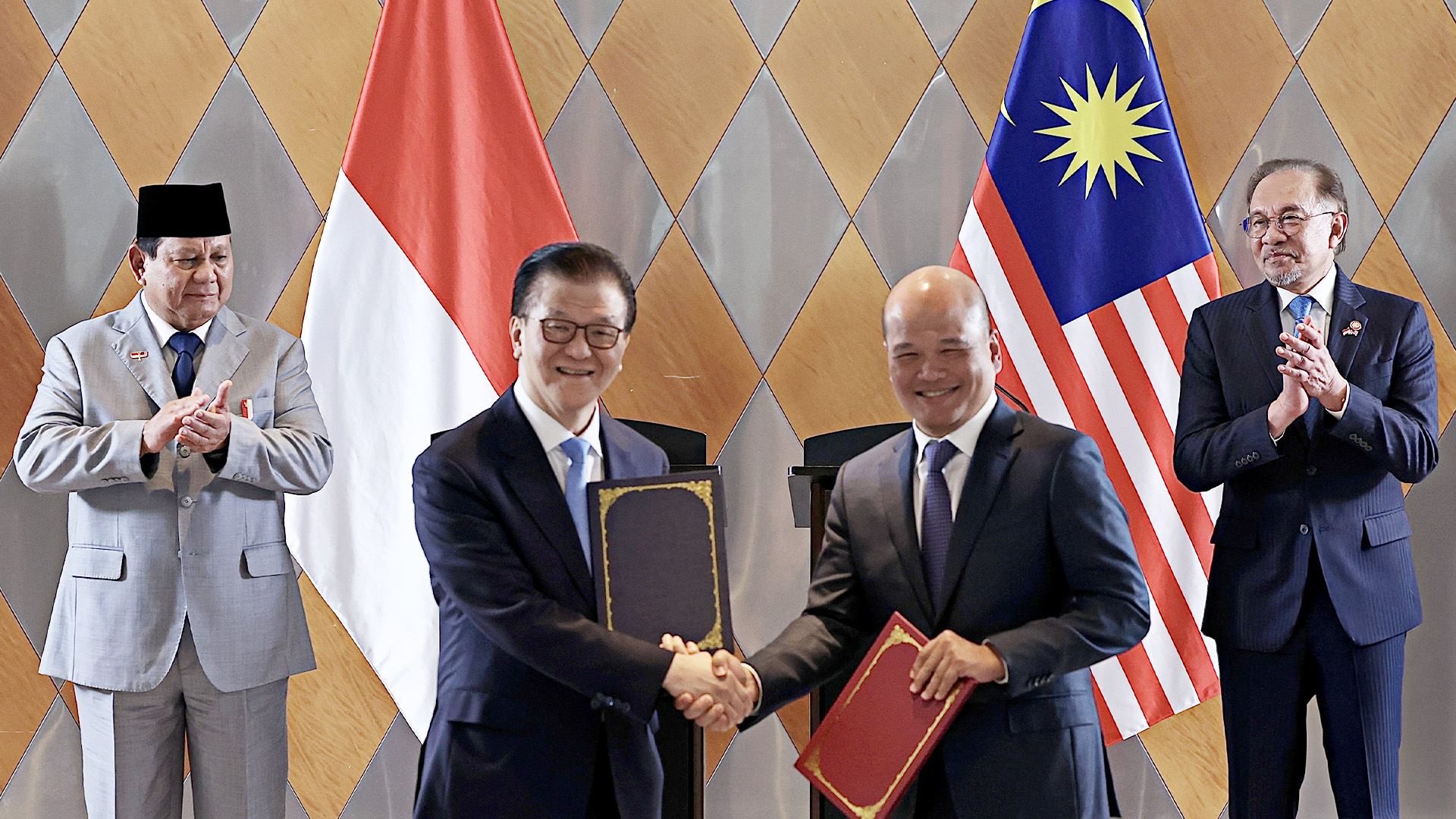 PM Malaysia Dato&rsquo; Seri Anwar Ibrahim dan Presiden RI Prabowo Subianto menyaksikan penandatangan MoU antara Axiata Group Berhad dengan Sinar Mas di Petronas Twin Towers, Kuala Lumpur.