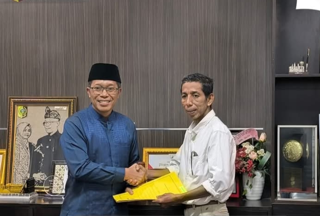 SERAH TERIMA: PJ Bupati Lombok Timur (Lotim) menyerahkan SK Pelaksana Tugas (Plt) Kepada salah seorang plt direktur BUMD Lotim.