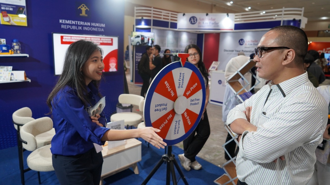 Kemenkum berpartisipasi dengan membuka stand booth pameran di Days of Law Career (DoLC) FHUI.
