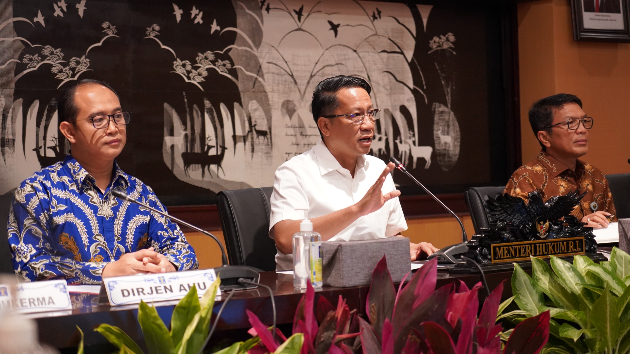 KONFRENSI PERS: Menteri Hukum Supratman Andi Agtas (tengah) saat memberikan keterangan resmi ke awak media, Rabu (29/1).
