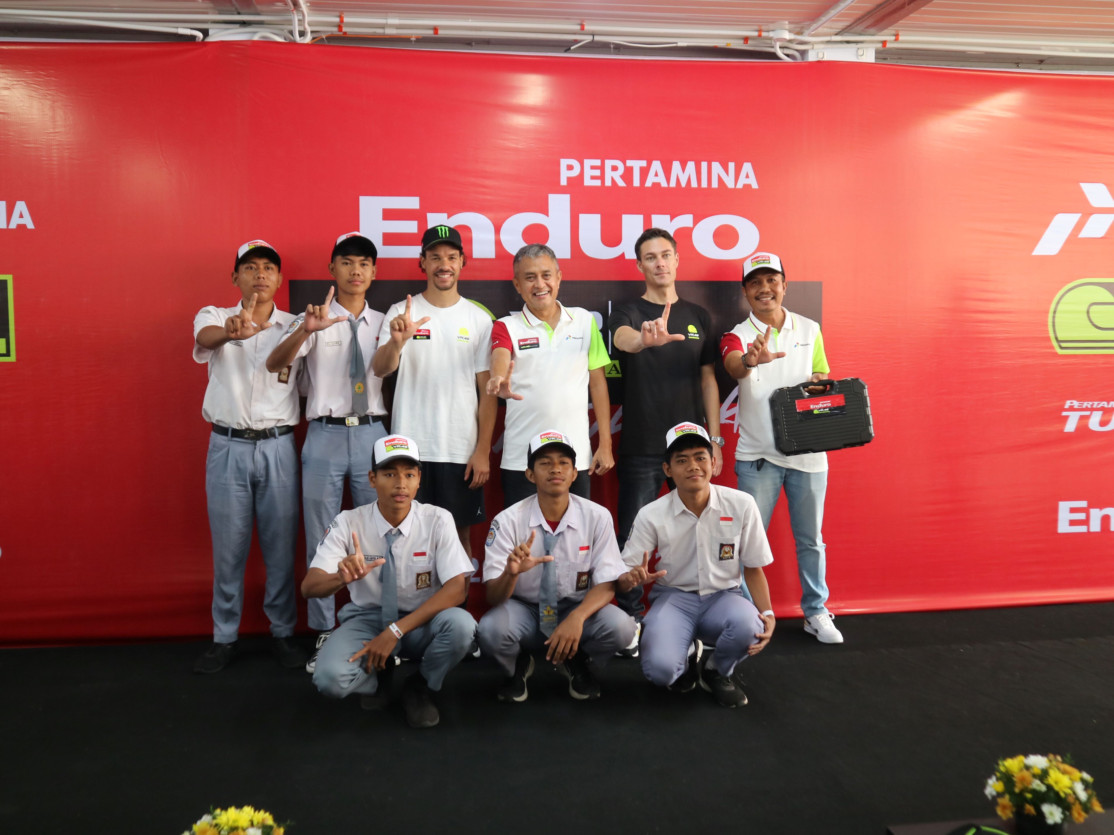 KESEMPATAN EMAS: Sejumlah pelajar tingkat SMA/sederajat bersama Franco Morbidelli, pembalap MotoGP sekaligus lulusan VR46 Riders Academy dalam kegiatan Pertamina Enduro VR46 Riders AAcademy di Sirkuit