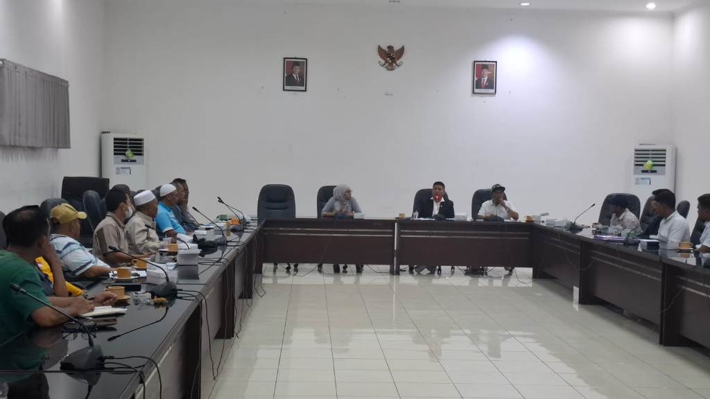 CARI SOLUSI: Komisi III DPRD Lobar menggelar pertemuan bersama OPD teknis dan pengembang terkait polemik pembangunan perumahan dekat mata air di Desa Mambalan, Kecamatan Gunungsari, pekan lalu.