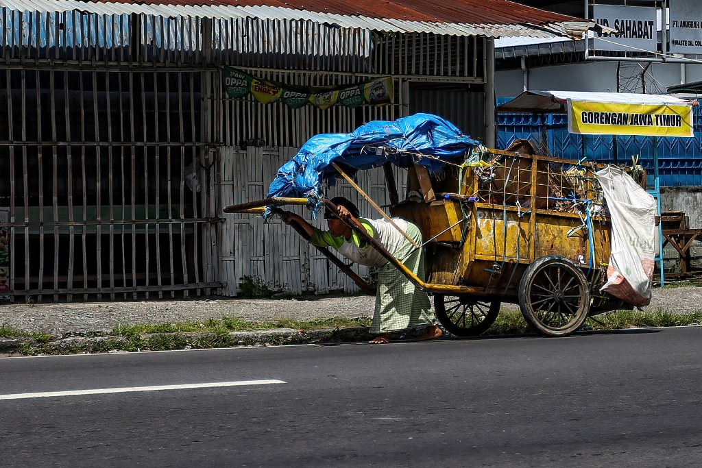 WARGA MISKIN: Seorang pemulung menggeret gerobak sampah di wilayah Mataram, beberapa waktu lalu. Persoalan kemiskinan masih menjadi pekerjaan rumah bagi Pemprov NTB.