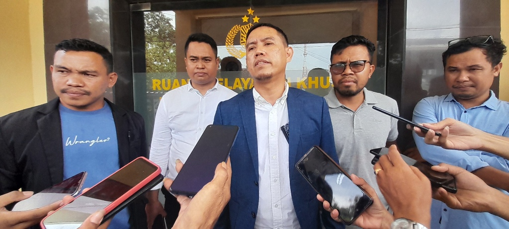 MINTA KEPASTIAN HUKUM: Tim Penasihat Hukum LH, Rusdiansyah (tengah) dan rekannya menyampaikan perkembangan penanganan kasus dugaan pelecehan seksual murid salah satu SD swasta di depan Unit PPA.