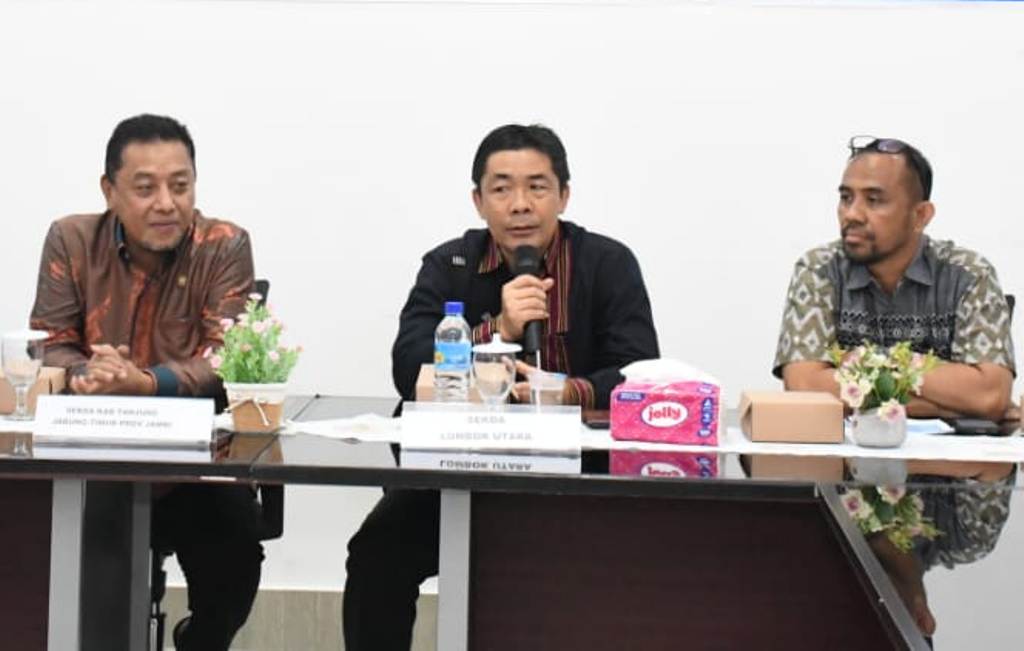 KUNJUNGAN: Sekda KLU Anding Duwi Cahyadi (tiga dari kanan) menerima kunjungan pejabat Pemkab Tanjung Jabung Timur.