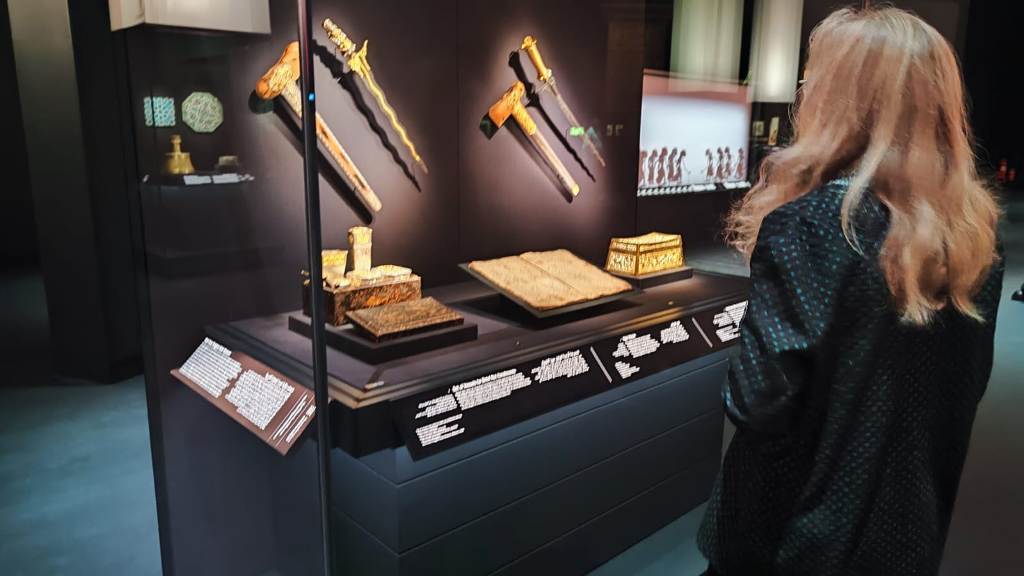 DAYA TARIK: Seorang pengunjung melihat berbagai koleksi Museum NTB yang dipamerkan di Islamic Arts Biennale 2025 yang berlokasi di Terminal Haji Barat Bandara Internasional King Abdulaziz, Jeddah.