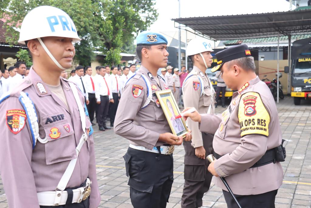 DIPECAT: Kapolresta Mataram Kombes Pol Ariefaldi Warganegara saat memimpin upacara PTDH Briptu Lalu Sudian, Selasa (28/1).