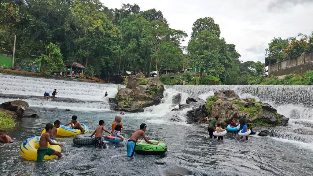 RAMAI: Pengunjung memadati area wisata air Sesaot, Kecamatan Narmada, Rabu (29/1).