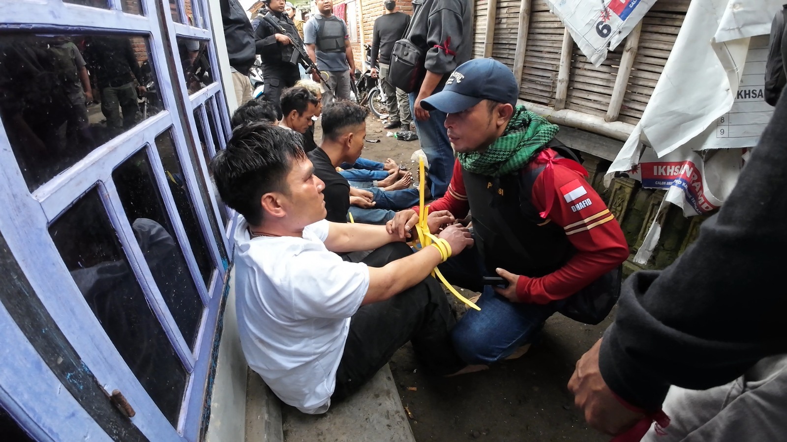 DIRINGKUS: Puluhan warga Desa Beleka Daye, Kecamatan Praya Timur, Kabupaten Lombok Tengah, diangkut tim gabungan TNI-POLRI, Kamis (30/1) pagi.