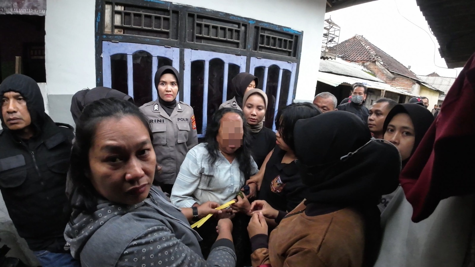 TURUT DIANGKUT: Beberapa emak-emak yang diduga terlibat narkoba di Desa Beleka Daye, Lombok Tengah juga ikut diangkut petugas.