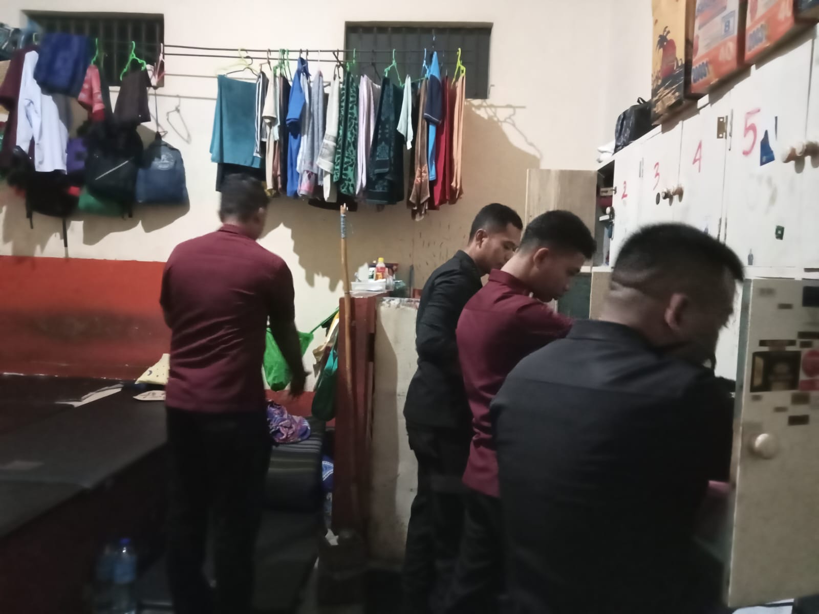 PERIKSA: Petugas Lapas Kelas IIB Selong saat geledah kamar hunian warga binaan, Rabu (29/1).