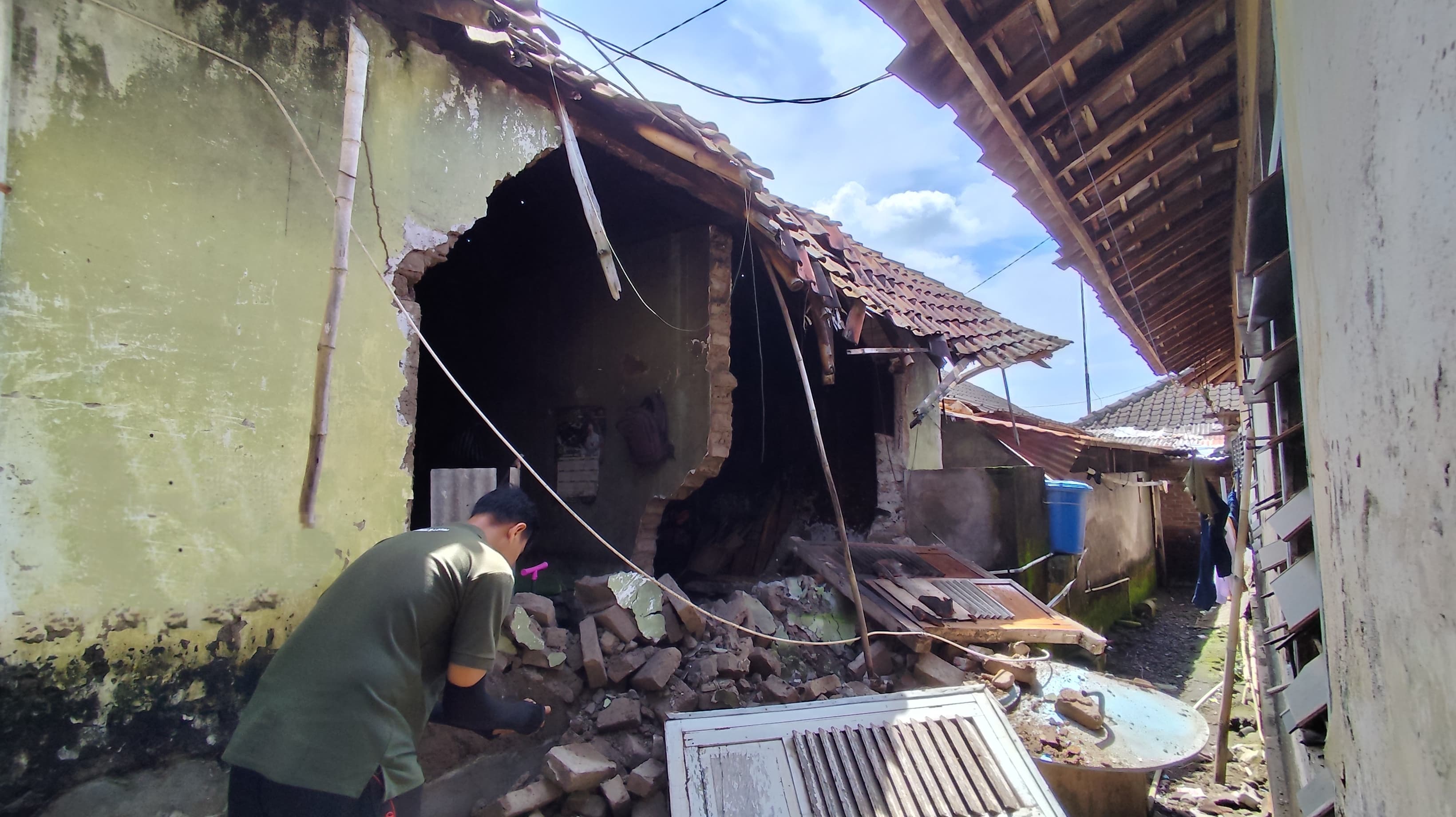 ROBOH: Kondisi Rumah Rumiah yang roboh setelah di terjang hujan lebat, Minggu (26/1).
