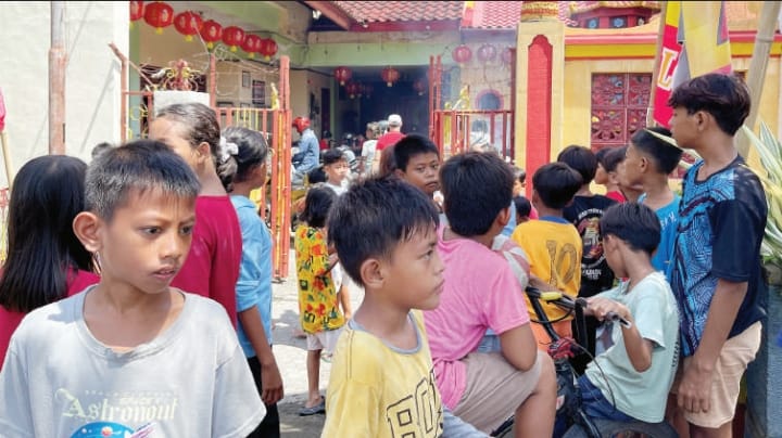 MENUNGGU KEBAIKAN: Anak-anak kampung yang tengah menunggu bagi-bagi Angpau di depan Kelenteng Pao Hwa Kong Ampenan, Rabu (29/1).