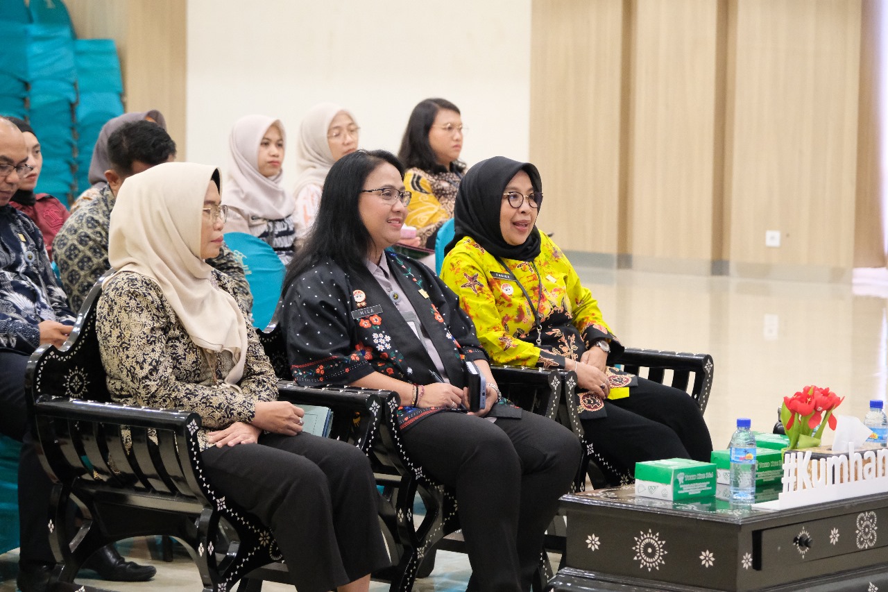 IKUTI WEBINAR: Kakanwil Kemenkum NTB I Gusti Putu Milawati (tengah) Milawati didampingi Kepala Divisi Pelayanan Hukum Farida (kanan).