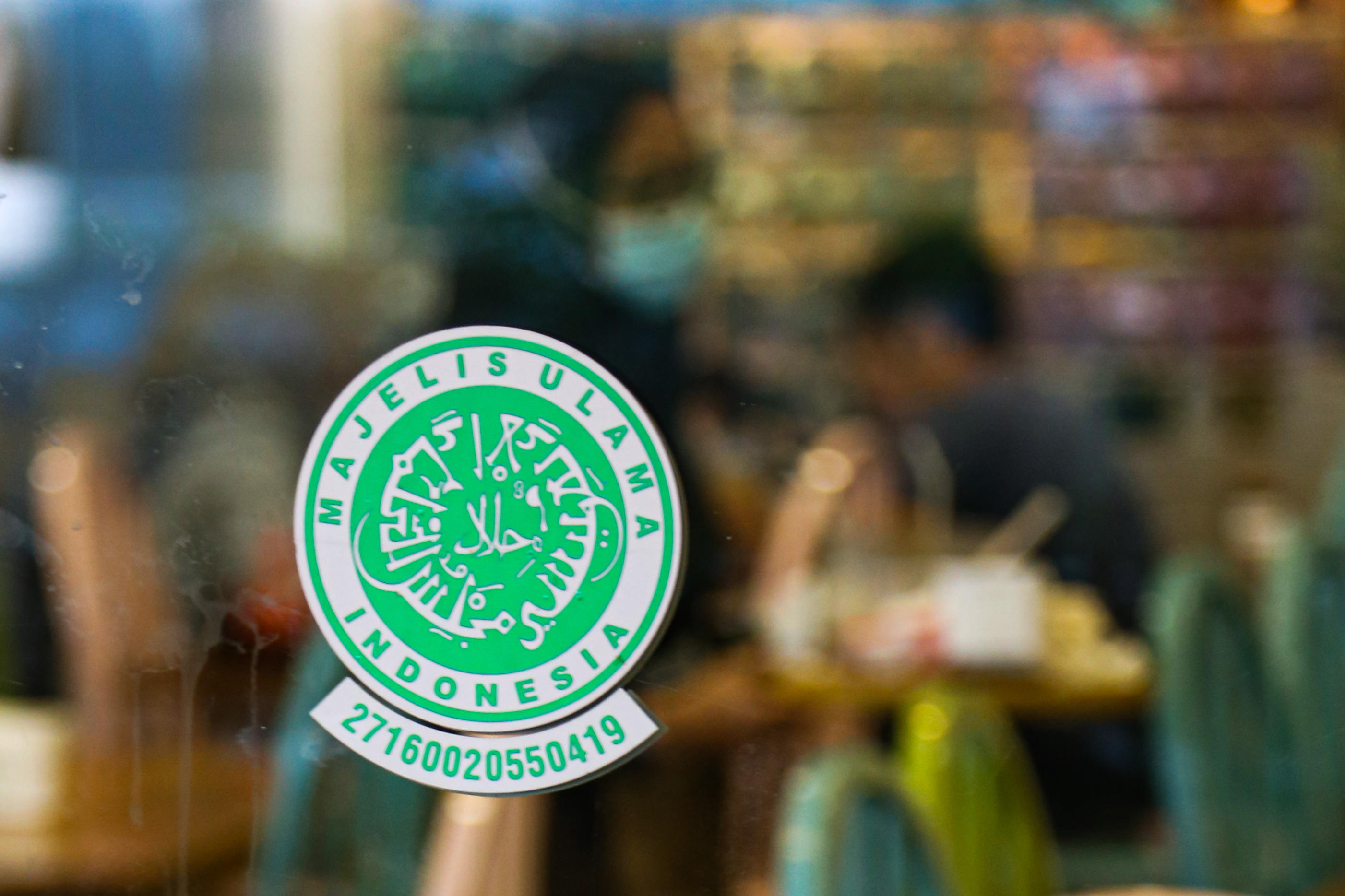 DIJAMIN HALAL: Stiker sertifikat halal MUI yang terpasang di salah satu restoran di Kota Mataram.