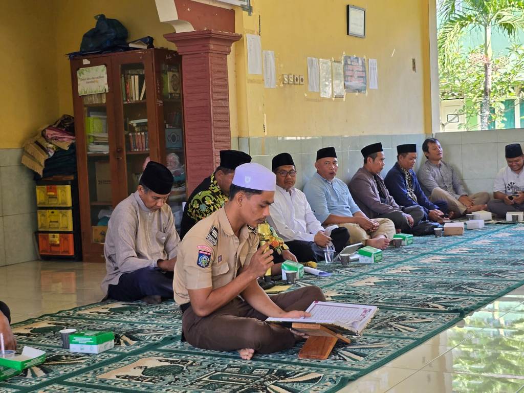 PERINGATAN ISRA MIRAJ: Siswa SMKPPN Mataram membaca Alquran pada peringatan Isra Mikraj di musala sekolah setempat.