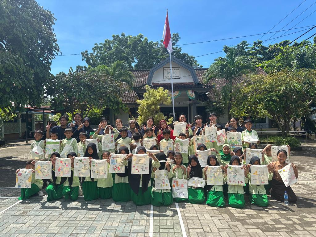 BERKUNJUNG: Mahasiswa Seoul National University foto bersama bersama murid SDN 1 Batulayar saat berkunjung, pekan lalu.