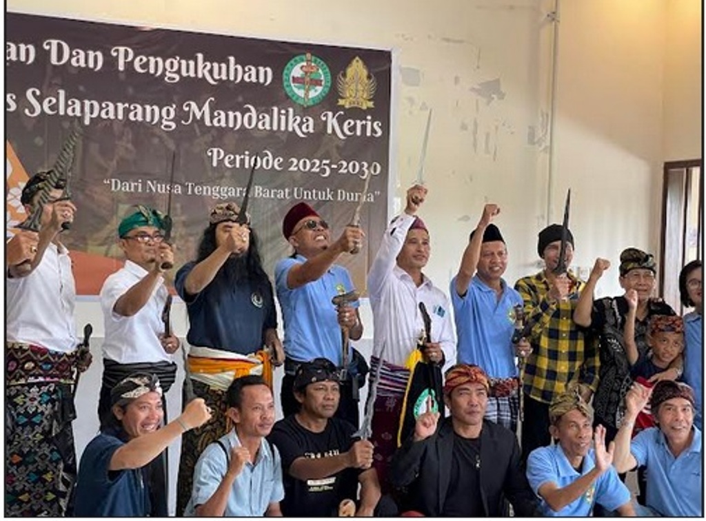 KOMPAK: Pengurus paguyuban keris Selaparang Mandalika periode 2025-2030 berfoto bersama usai pelantikan dan pengukuhan, Rabu (29/1).