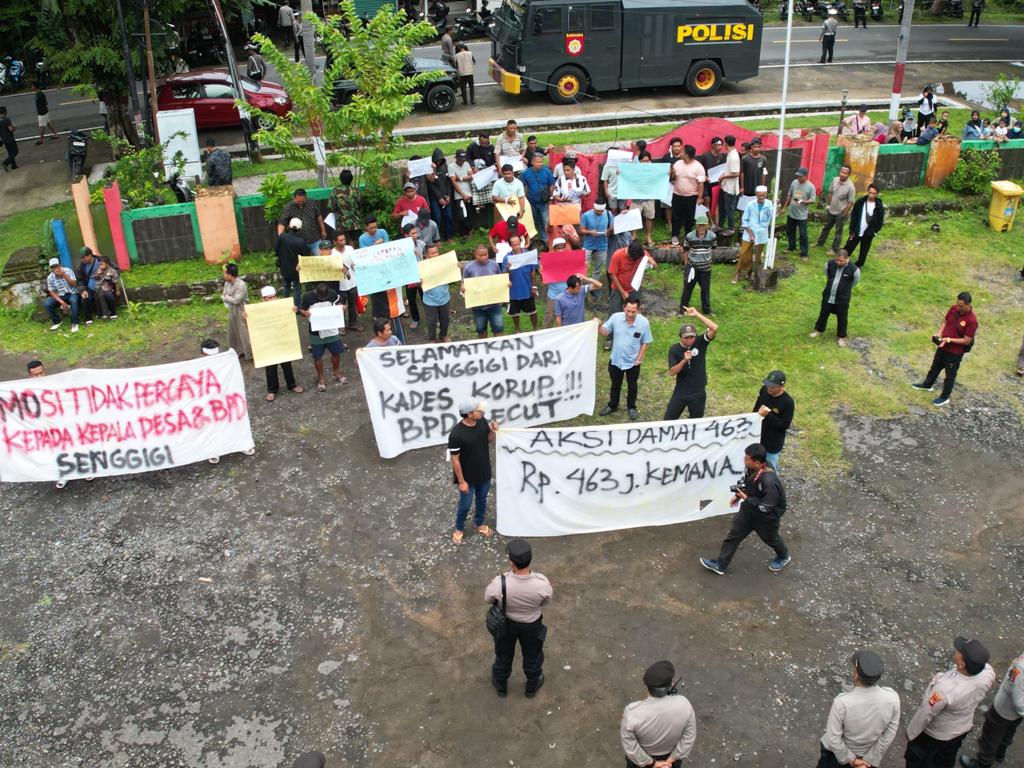 SUARA WARGA: Puluhan warga Desa Senggigi, Lobar, menggelar demo menuntut kades dicopot atas kasus dugaan penyelewengan dana desa, Kamis (30/1).