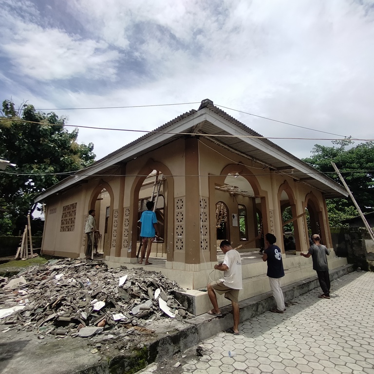 BERSIHKAN: Warga Dusun Tibu Salam, Desa Pringgasela Timur, Kecamatan Pringgasela gotong royong membersihkan reruntuhan atap masjid yang ambruk, Kamis (30/1).