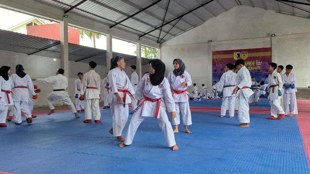 LATIHAN: Atlet salah satu cabor sedang melakukan pelatihan untuk persiapan Porprov NTB 2026 mendatang.