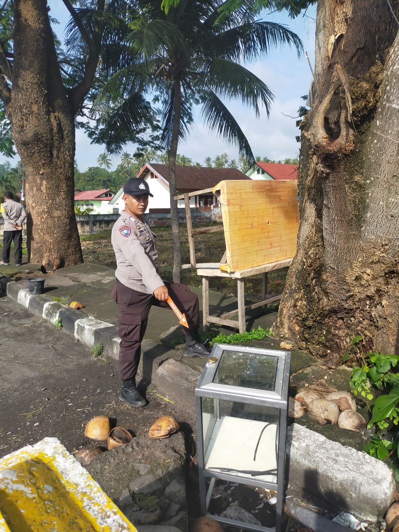 KOSONG: Polisi menunjukkan kotak amal masjid di Desa Wanasaba Lombok Timur yang kosong usai digondol pencuri.