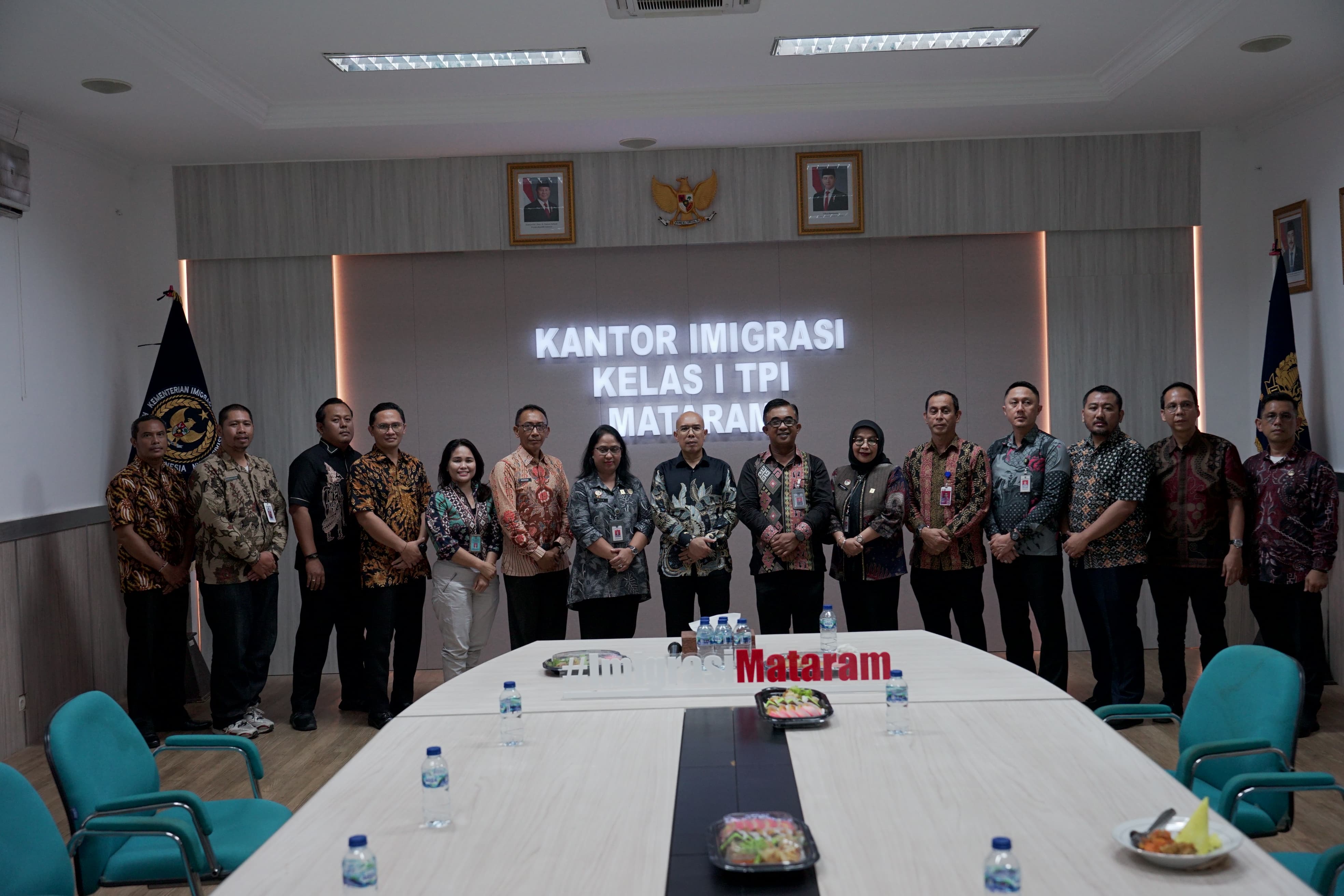 HUT IMIGRASI: Kakanwil Kemenkum NTB I Gusti Putu Milawati dan jajaran  turut hadir pada acara tasyakuran peringatan Hari Bhakti Imigrasi ke 75 secara virtual, Jumat (31/1)