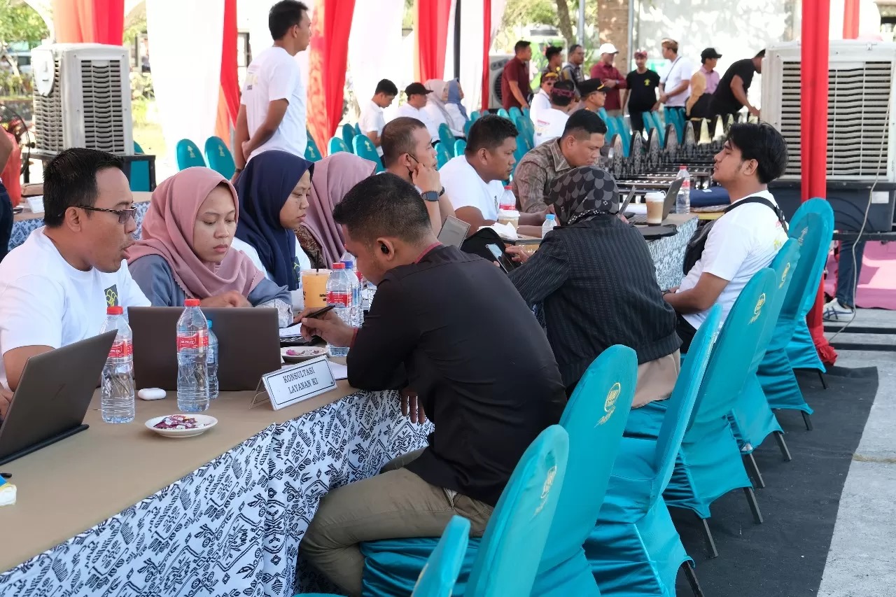 TERUS DIGENJOT: Petugas dari Kanwil Kemenkum NTB melayani masyarakat untuk pengajuan permohonan Kekayaan Intelektual.