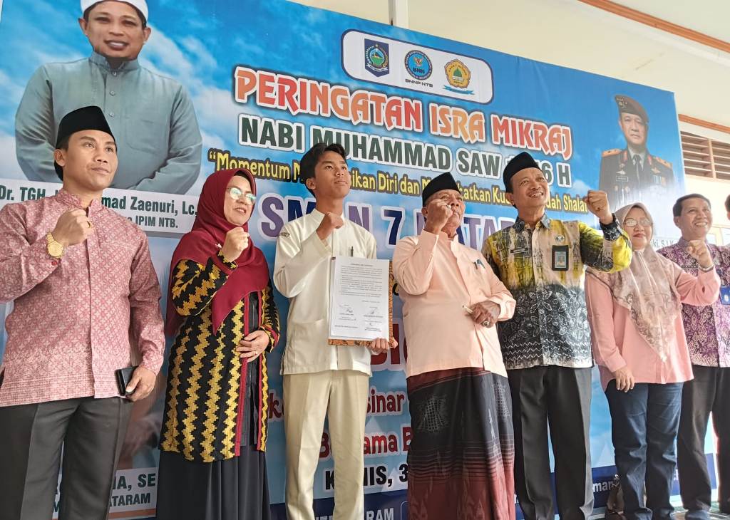 PERANGI NARKOBA: Keluarga besar SMAN 7 Mataram bersama BNN NTB mendeklarasi anti narkoba di halaman sekolah setempat, Jumat (31/1).
