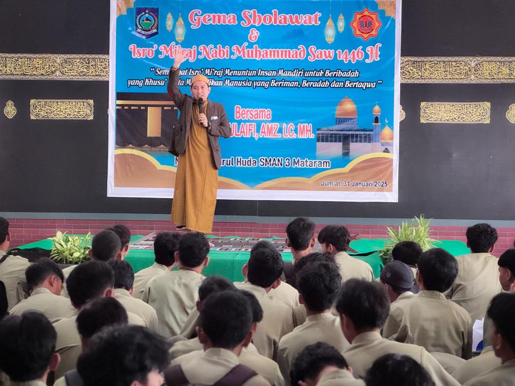 TAUSYIAH: Mubaligh Ust H Zulaifi, Amz.Lc memberikan tausyiah pada peringatan Isra Mi&rsquo;raj di Musala Nurul Huda SMAN 3 Mataram, Jumat (31/1).