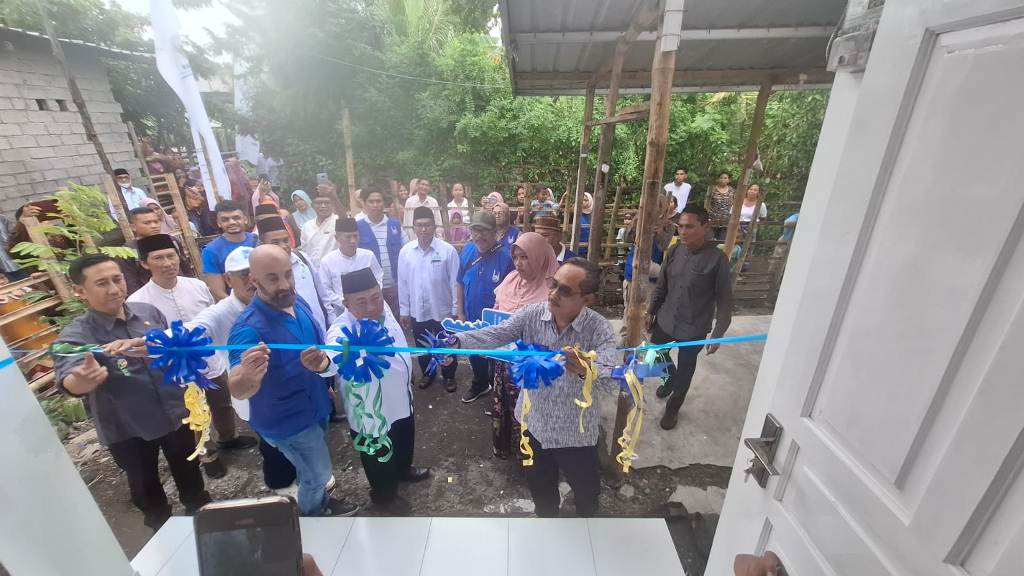BEDAH RUMAH: Pj Bupati Lobar Ilham menggunting pita peresmian hasil perbaikan rumah tidak layak huni, Jumat (31/1).
