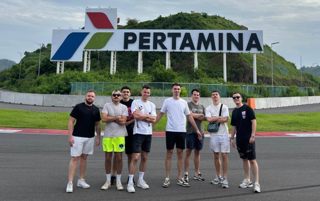 JAJAL LINTASAN: Para kru Kapal Perang Perancis atau Kapal Induk Charles de Gaulle (R91) berswafoto dengan latar tikungan 10 lintasan Sirkuit Internasional Mandalika, di KEK Manda