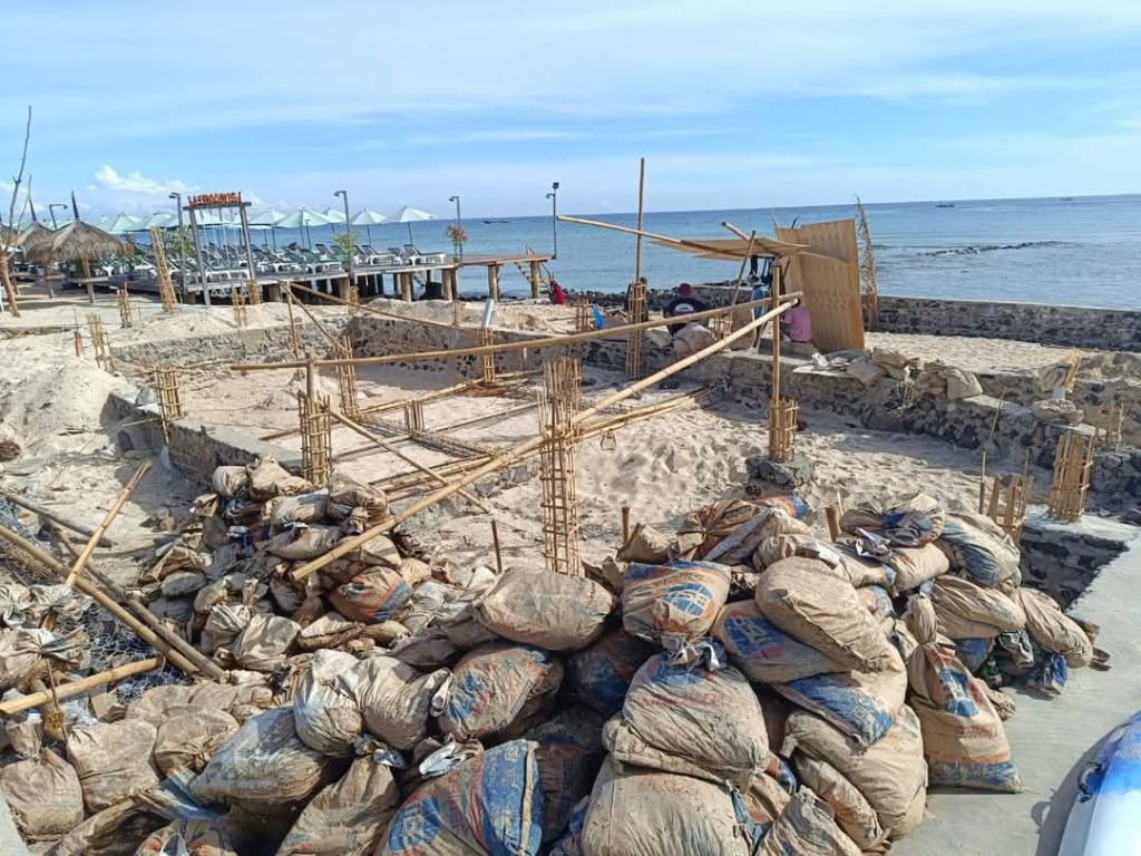 LANGGAR ATURAN: Bangunan usaha di sempadan Pantai Gili Trawangan. Pemerintah menegaskan akan melakukan pembongkaran.