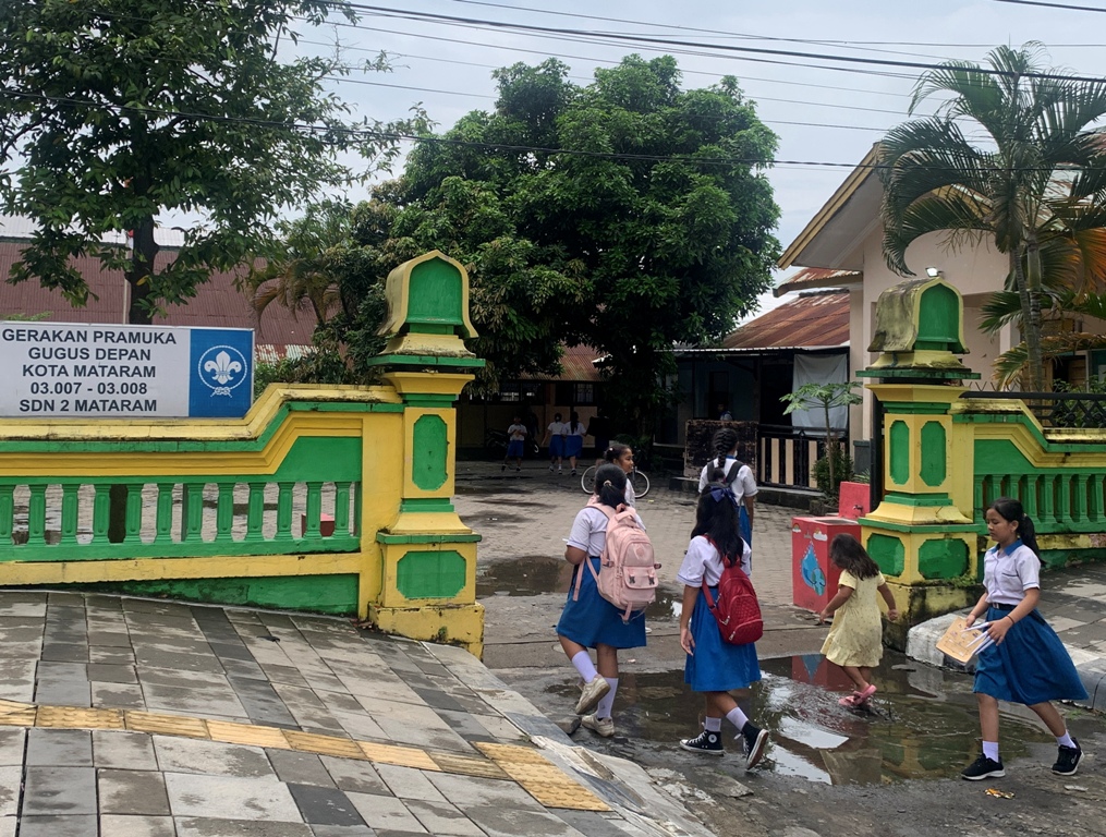 SIAP LIBUR: Para murid di salah satu SD Kota Mataram pada saat jam pulang sekolah beberapa waktu lalu.&nbsp;