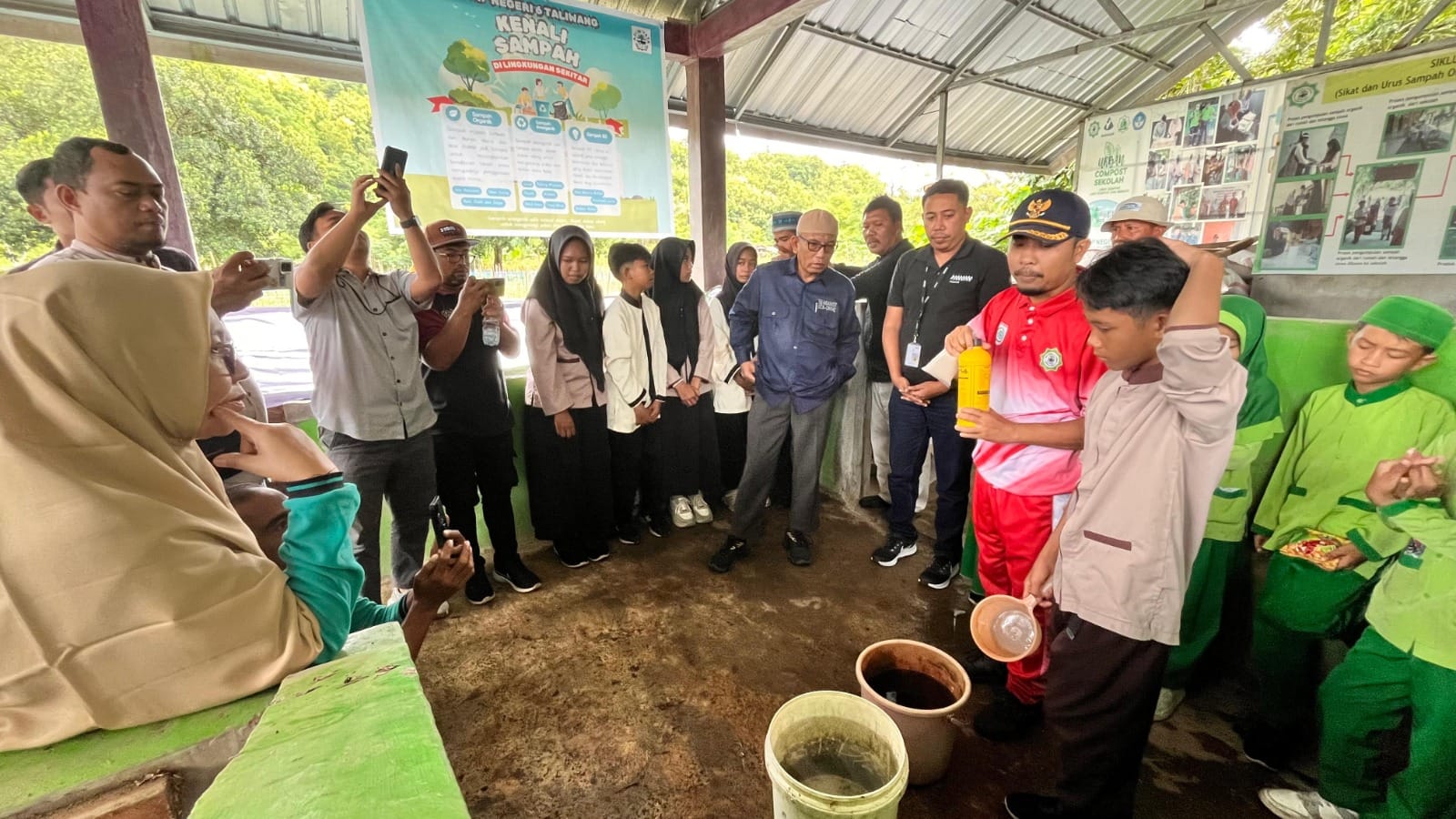 Siswa SMPN 6 Taliwang saat mendemonstrasikan pengolahan sampah menjadi pupuk kompos. Program pendampingan dari PT Amman Mineral ini sejauh ini cukup memberikan kontribusi cukup berarti bagi sekolah.