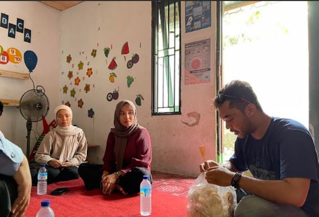 NGOBROL SANTAI: Tampak bagian dalam sekolah Pesisi Juang yang dikelola pemuda-pemudi di Pantai Bintaro, Ampenan.