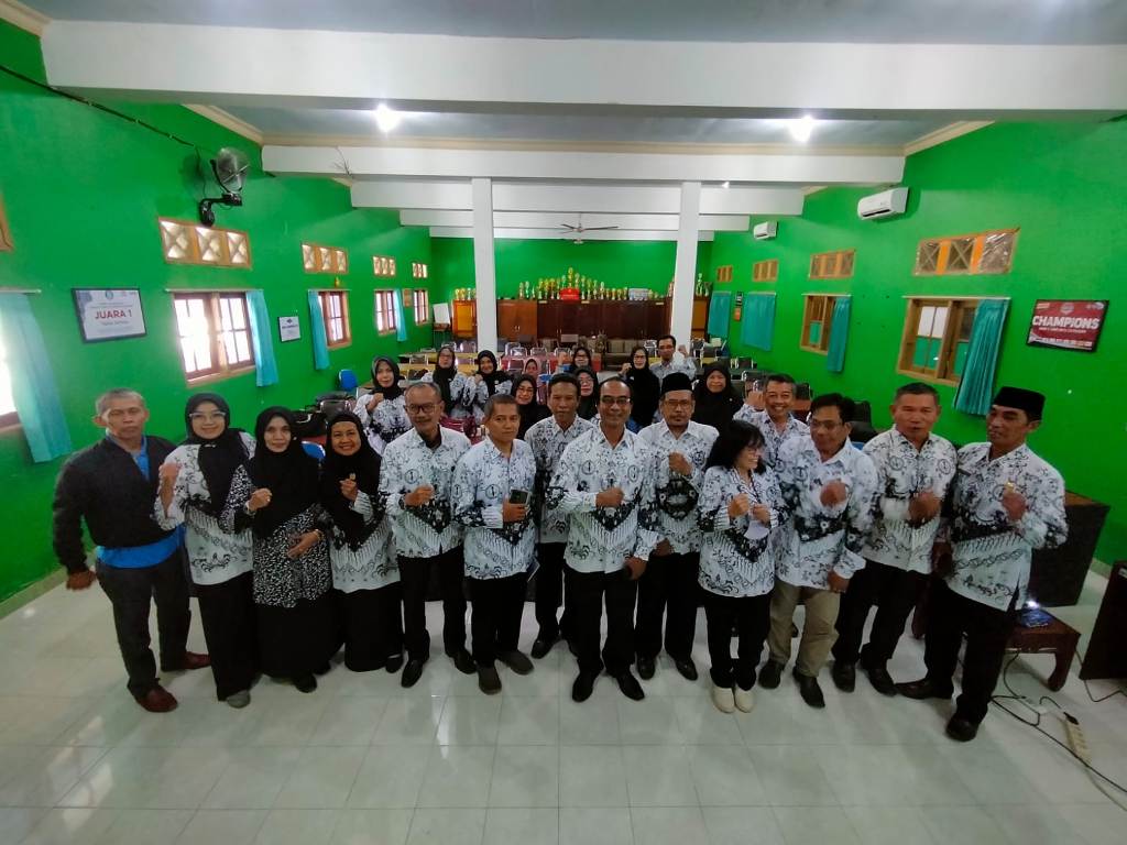 PERSIAPAN KONFERENSI: Panitia Konferensi XXIII PGRI Kota Mataram foto bersama usai membahas persiapan konferensi di SMPN 1 Mataram, belum lama ini.