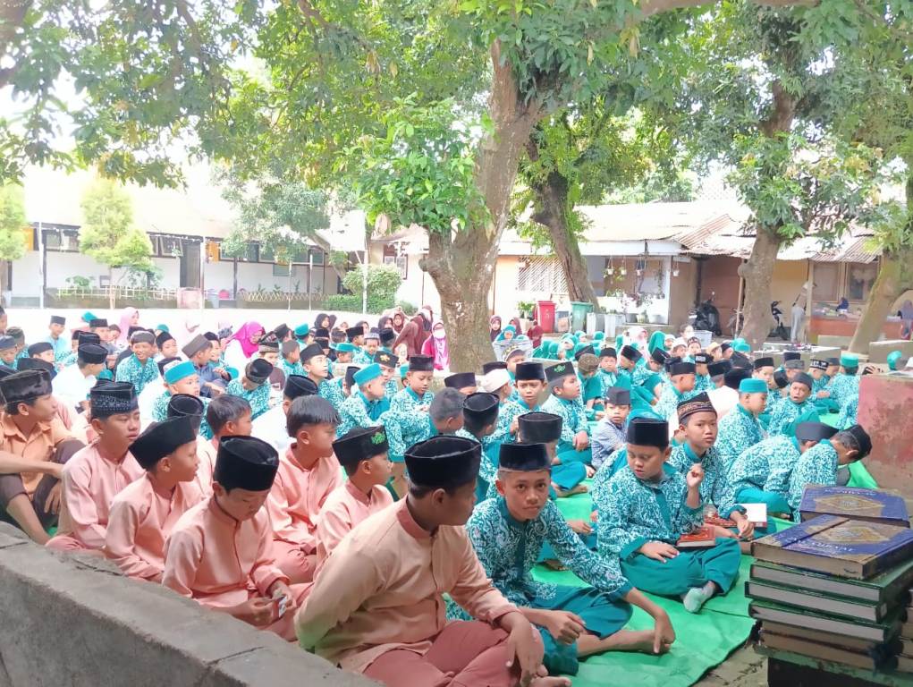 TINGKATKAN KETAKWAAN : Murid SDN 33 Mataram memperingati Isra Mi&rsquo;raj di halaman sekolah setempat, Jumat (31/1).