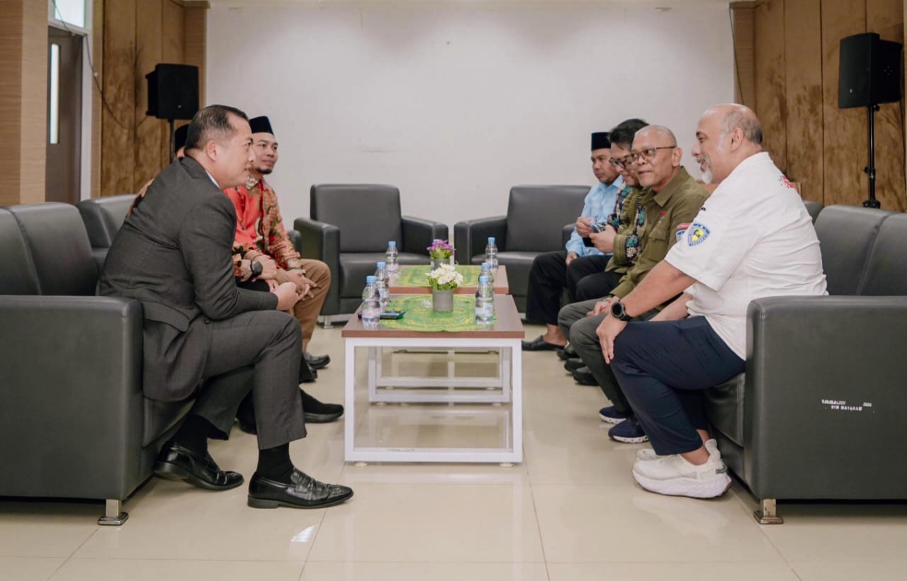 DISKUSI: Pihak MGPA (kanan) saat berdiskusi dengan Gubernur NTB terpilih Lalu Muhammad Iqbal (kiri) sebelum kegiatan FGD terkait pengembangan pariwisata berkualitas dan berkelanjutan di UIN Mataram