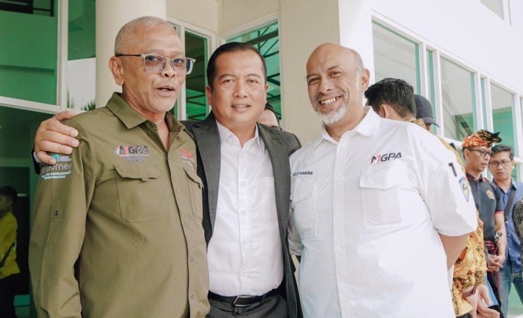 KEMBANGKAN PARIWISATA: Gubernur NTB terpilih Lalu Muhammad Iqbal (tengah) berfoto bersama dengan koleganya, sebelum memulai kegiatan diskusi terpumpun dengan tema mengembangkan pariwisata NTB.