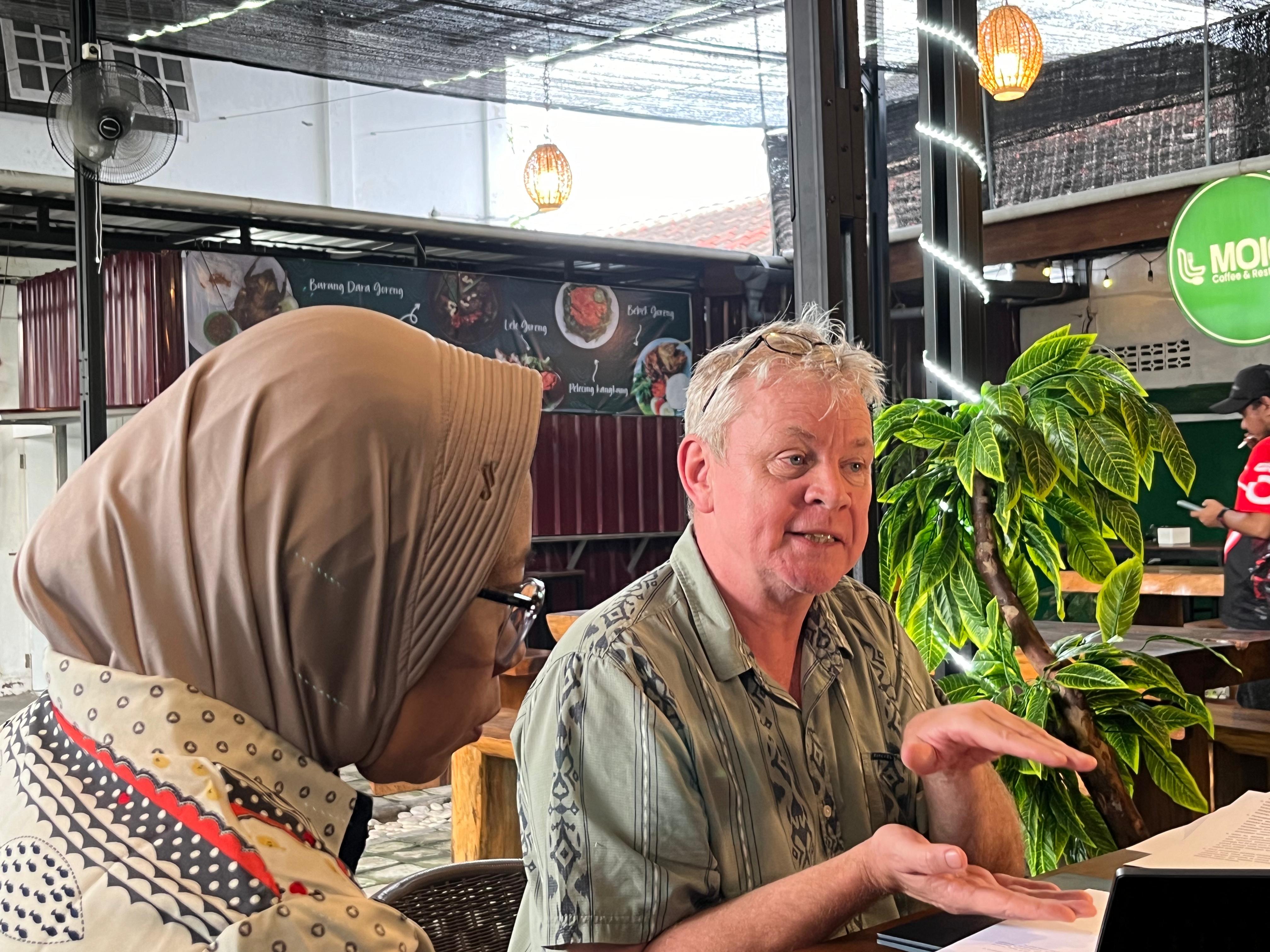 BERI PENJELASAN: Direktur Utama PT ESL Jhon Higson (kanan) didampingi translator memberikan penjelasan terkait polemik pemanfaatan perairan di Jerowaru, Lombok Timur, Sabtu (1/2).