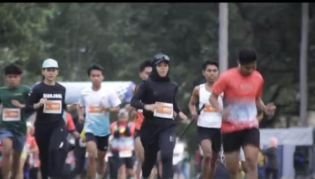 SPORT TOURISM: Para peserta lintas negara mengikuti Merumatta Coast Trail (MCT) dengan trek pantai Senggigi, batu karang dan kawasan perbukitan sekitar Senggigi, Minggu (2/2).