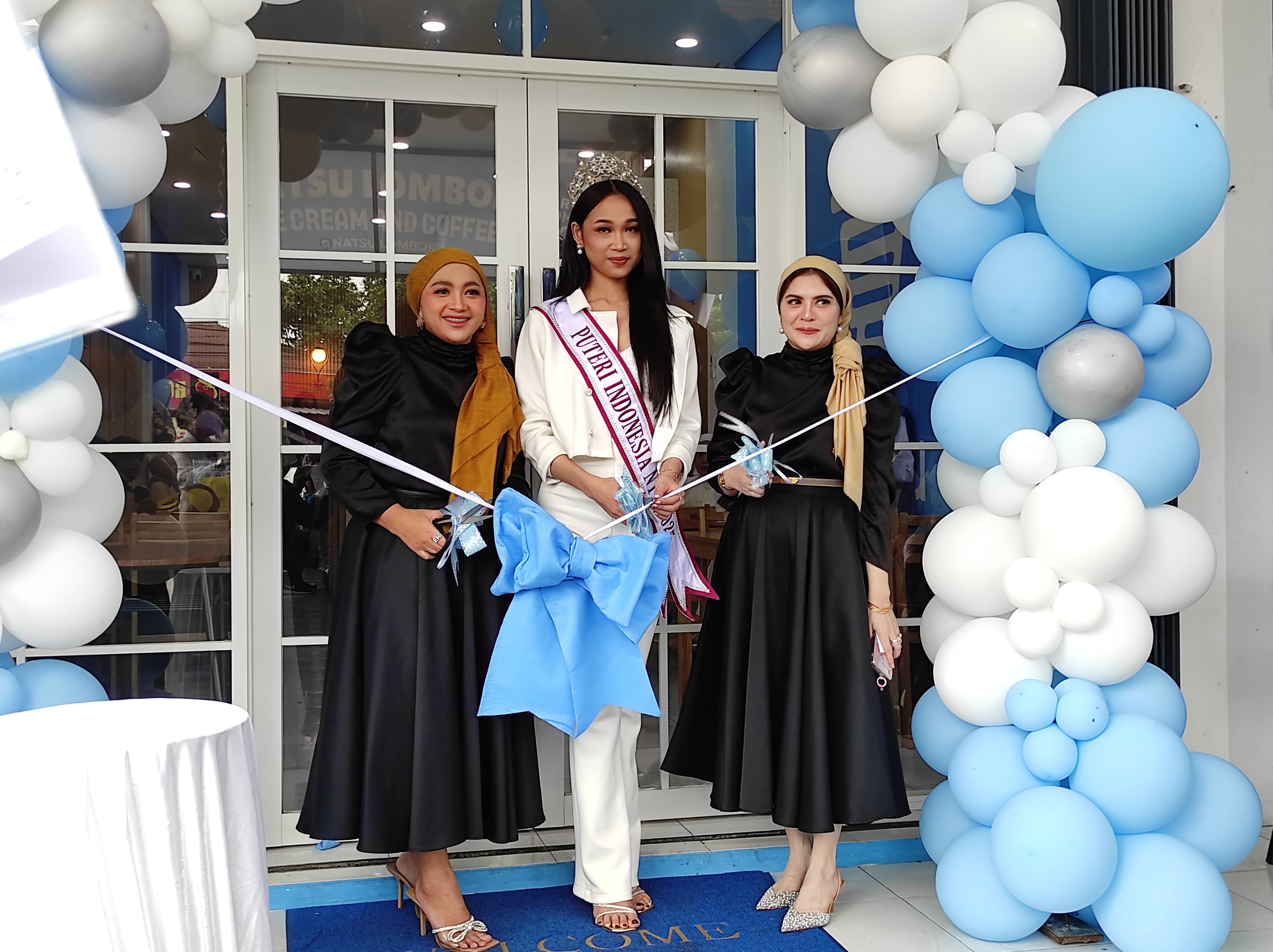 GRAND OPENING: Owner Leza Authentic Bag Emi Trilianti (kiri), Putri Indonesia NTB 2025 Cahaya Sukma Dewi (tengah) dan Owner Natsu Lombok Zahra Cabirama saat grand opening offline store di Pagutan.