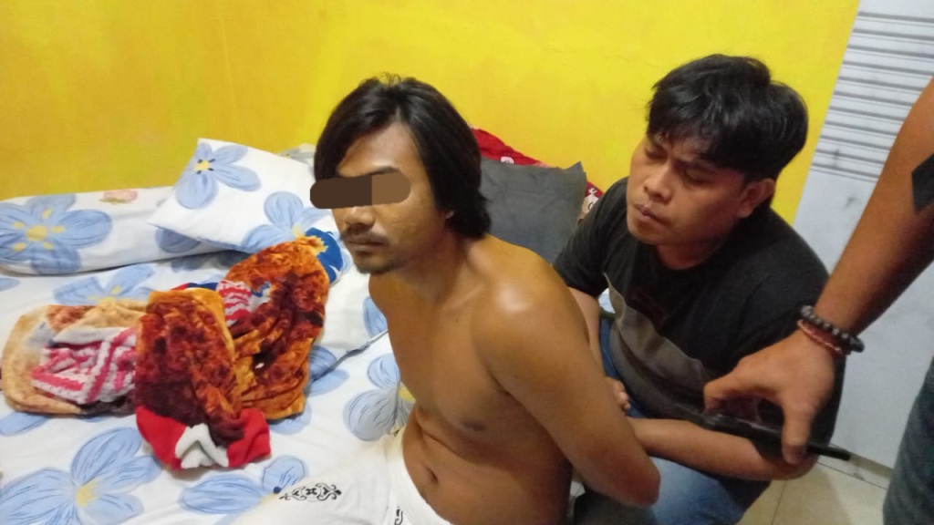 DITANGKAP: Pelaku CA, warga Kelurahan Banjar, Kecamatan Ampenan, Mataram diringkus anggota Satnarkoba Polresta Mataram di wilayah Lingsar, Sabtu (1/2).