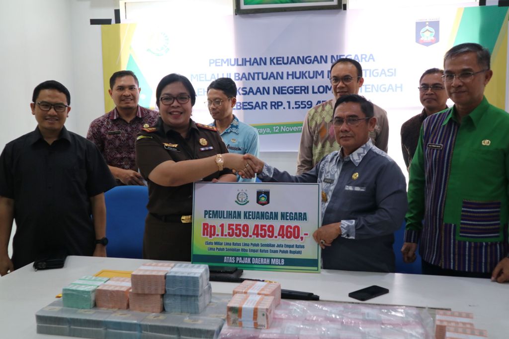 DUKUNG ASTA CITA: Kepala Kejaksaan Negeri Loteng Nurintan M.N.O Sirait secara simbolis menyerahkan pemulihan keuangan daerah kepada kepala daerah, beberapa waktu lalu.