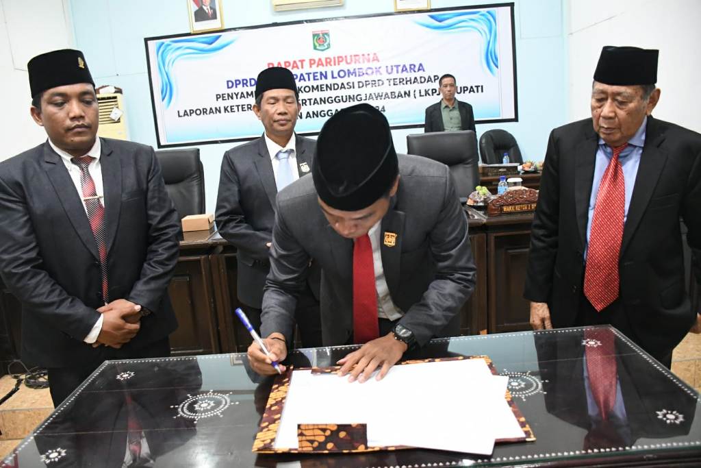 BERIKAN REKOMENDASI: Ketua DPRD KLU Agus Jasmani (dua dari kanan) dengan disaksikan bupati Djohan (kanan) dan pimpinan DPRD lainnya, menandatangani LKPJ 2024.