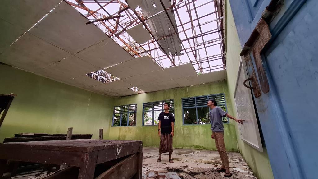 BUTUH PERBAIKAN: Ruang kelas SDN 11 Buwun Mas di Dusun Meang, Desa Persiapan Pengantap, Kecamatan Sekotong, butuh perbaikan karena atap dan plafon sudah jebol.