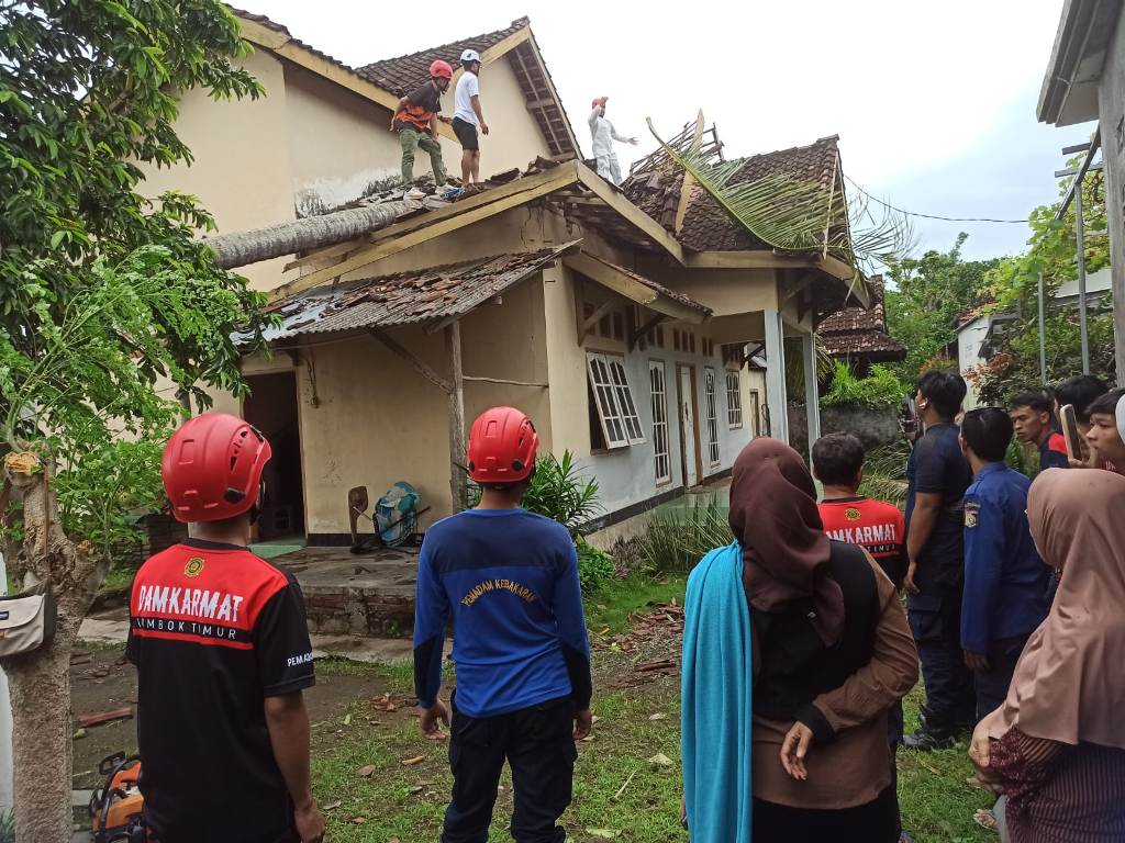 RUSAK: Kondisi Rumah warga di Lingkungan Kampung Baru, Kelurahan Majidi, Kecamatan Selong, Lombok Timur setelah di timpa pohon kelapa yang tumbang akibat angin kencang, Sabtu (1/2