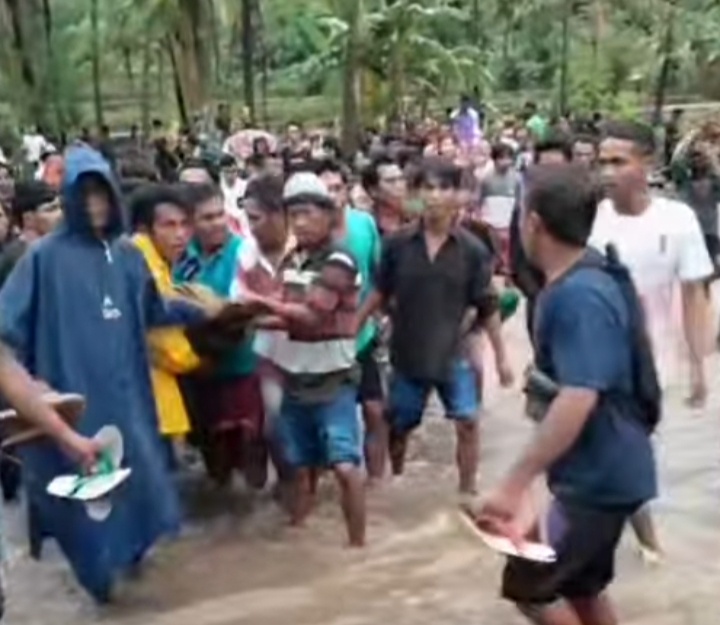 Warga mengevakuasi jasad Irma yang hanyut terseret banjir di Desa Wora, Kecamatan Wera, Kabupaten Bima, Senin pagi (3/2). (Istimewa/Lombok Post)