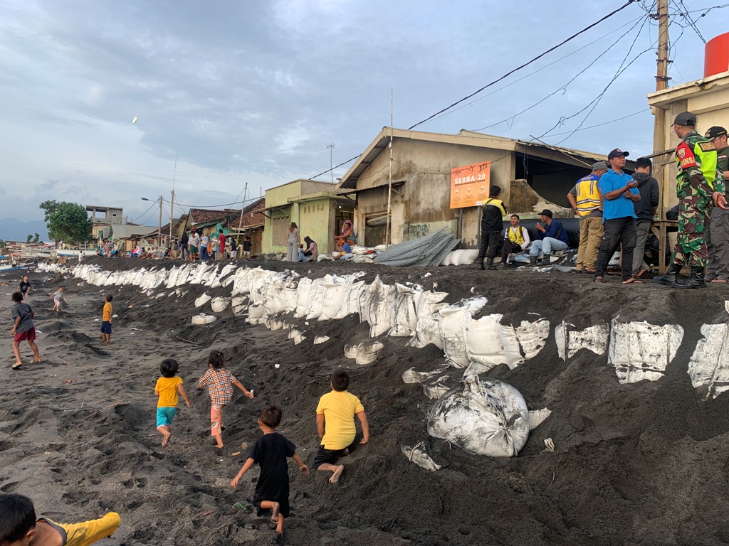 MAKIN MELUAS: Kondisi terkini warga pesisir pantai Ampenan di Kelurahan Bugis yang terdampak abrasi telah dipasangkan tanggul sementara dari geobag.